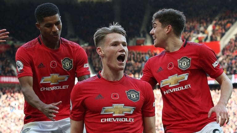 Obrazek przedstawia zawodników Manchesteru United cieszących się po zdobyciu gola