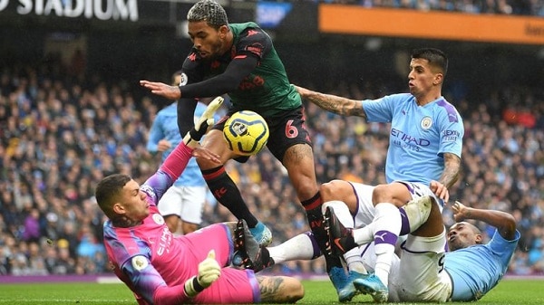 Obrazek przedstawia mecz Aston Villi z Manchesterem City